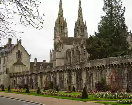 La cathédrale de Quimper, photographiée en quatrième vitesse avant de prendre le bus La cathédrale de Quimper, photographiée en quatrième vitesse avant de prendre le bus